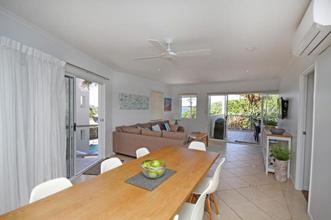 Unit 2 Beach Gallery 9 Andrew Street Point Arkwright 500 BOND LINEN SUPPLIED - Darwin Holiday 3