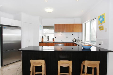 Unit 2 Beach Gallery 9 Andrew Street Point Arkwright 500 BOND LINEN SUPPLIED - Darwin Holiday 1