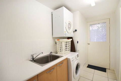 Unit 2 Sea Breeze Villas Coolum Beach - Darwin Holiday 2