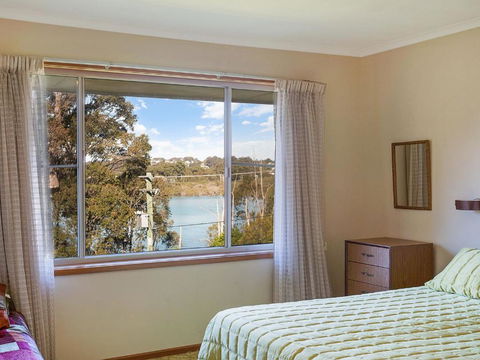 2 Water Crescent Retro Haven - Darwin Holiday 4