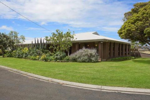 Refuge - Darwin Holiday 0