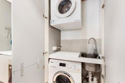 Surry Hills Modern Two Bedroom 13 CRN - Darwin Holiday 5