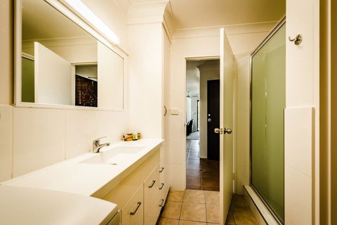 Coffs Harbour Holiday Apartments - Darwin Holiday 4