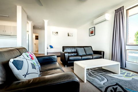Coffs Harbour Holiday Apartments - Darwin Holiday 5