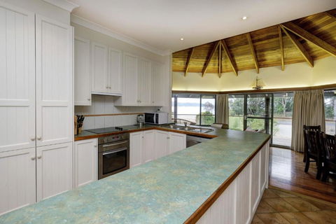FAR SHORE - Darwin Holiday 6