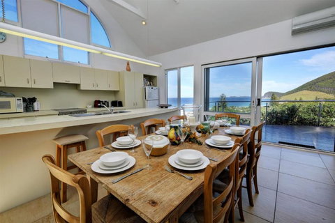 EUREKA - Darwin Holiday 4