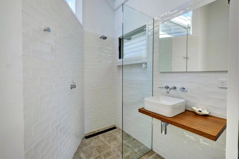 EUREKA - Darwin Holiday 3