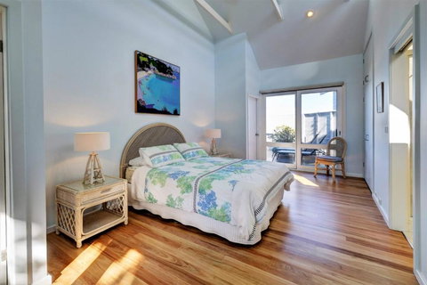 EUREKA - Darwin Holiday 6