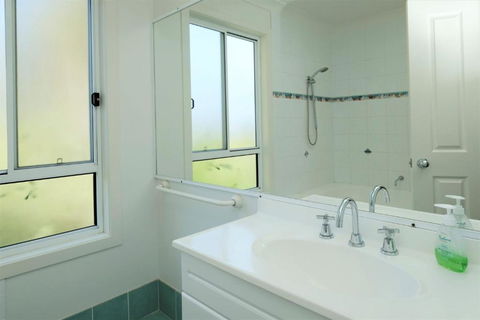 SPINNAKER 1 - Darwin Holiday 6