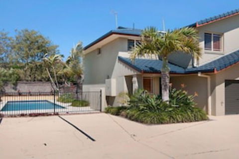 Casuarina 1 - Darwin Holiday 0