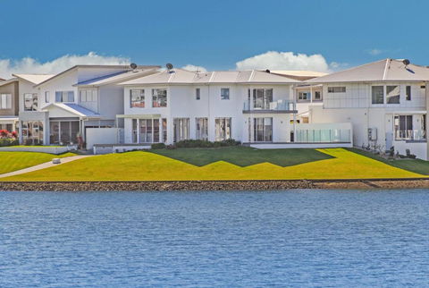 4 / 84 The Anchorage - Darwin Holiday 1