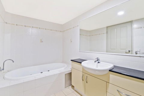 Flightdeck 301 5 7 Clarence Street - Darwin Holiday 5