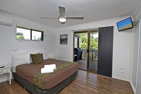 Red Door Beach House Marcoola Beach PET FRIENDLY FOXTEL WIFI 500 BOND Linen Supplied - Darwin Holiday 4