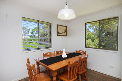 Red Door Beach House Marcoola Beach PET FRIENDLY FOXTEL WIFI 500 BOND Linen Supplied - Darwin Holiday 3
