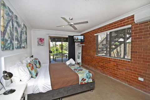 Red Door Beach House Marcoola Beach PET FRIENDLY FOXTEL WIFI 500 BOND Linen Supplied - Darwin Holiday 5