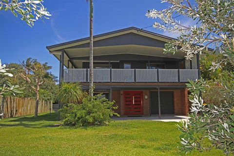 Red Door Beach House Marcoola Beach PET FRIENDLY FOXTEL WIFI 500 BOND Linen Supplied - Darwin Holiday 6