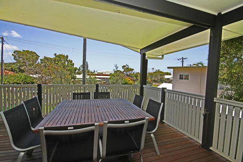 Red Door Beach House Marcoola Beach PET FRIENDLY FOXTEL WIFI 500 BOND Linen Supplied - Darwin Holiday 1