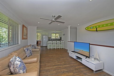 Red Door Beach House Marcoola Beach PET FRIENDLY FOXTEL WIFI 500 BOND Linen Supplied - Darwin Holiday 2