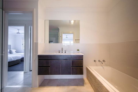 Escape At Nobbys Executive Townhouse 1 74 Pacific Drive - Darwin Holiday 3