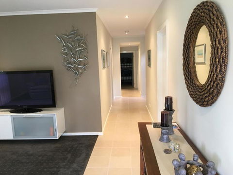 Grand Escape McKenzie Solar Heated Pool WiFi Netflix 5 Bdrm 4bthrm - Darwin Holiday 1