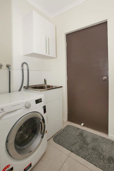 6 Petrie Ave Marcoola Pet Friendly Linen Supplied - Darwin Holiday 1