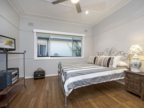 The Entrance North Lakeside Cottage - Darwin Holiday 4