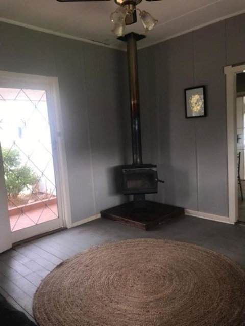 Cosy Country Cottage With AirCon - Darwin Holiday 4