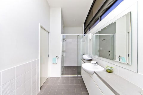 Sails On The Beachfront Exclusive Seaside Home - Darwin Holiday 4