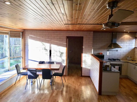 Romantic Getaway With Spa & Wifi Pet Friendly - Darwin Holiday 5