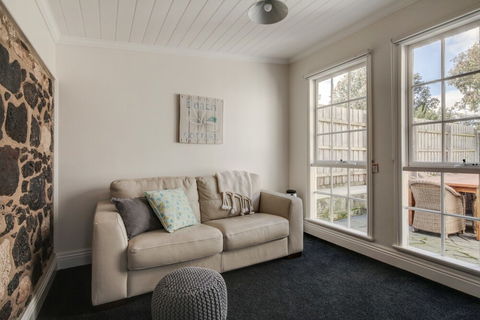 Magnetic Cottage Circa: 1850s - Darwin Holiday 6