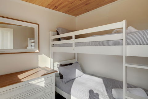 Magnetic Cottage Circa: 1850s - Darwin Holiday 3