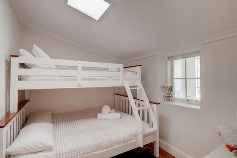 Magnetic Cottage Circa: 1850s - Darwin Holiday 5