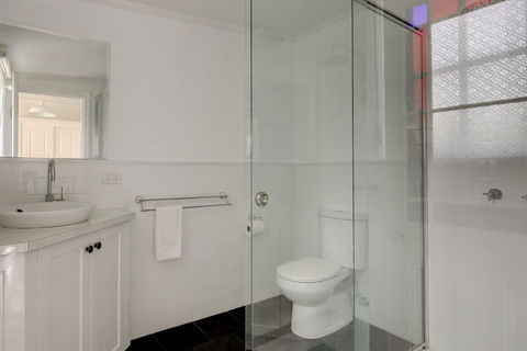 Magnetic Cottage Circa: 1850s - Darwin Holiday 1