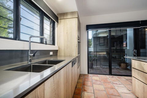 Tuscan Inspired Townhouse Minutes From The Beach - Darwin Holiday 6