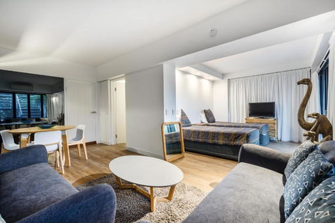 Tuscan Inspired Townhouse Minutes From The Beach - Darwin Holiday 3