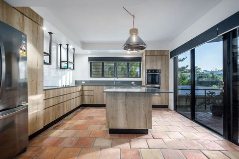 Tuscan Inspired Townhouse Minutes From The Beach - Darwin Holiday 2