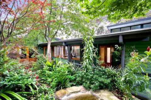 The Black Cockatoo Secret Garden Mountains Home - Darwin Holiday 0