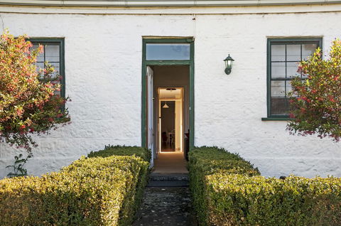 Cottage On James Circa:1855 - Darwin Holiday 0