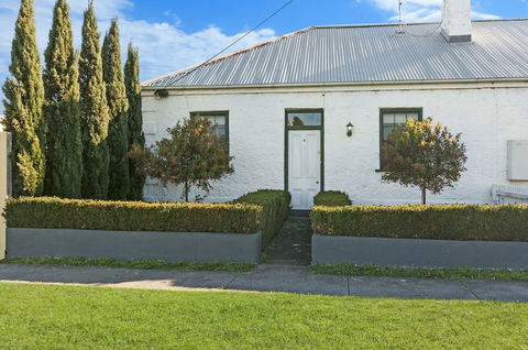 Cottage On James Circa:1855 - Darwin Holiday 2