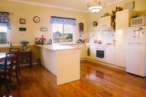 Milford Country Cottages - Darwin Holiday 4