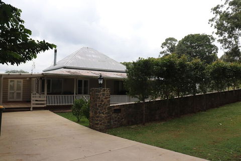Mapleton Falls Farm House - Darwin Holiday 1