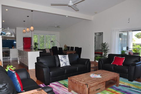 10 Double Island Drive Modern Family Home Centrally Located Swimming Pool & Outdoor Area - Darwin Holiday 4
