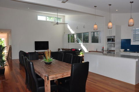 10 Double Island Drive Modern Family Home Centrally Located Swimming Pool & Outdoor Area - Darwin Holiday 3