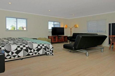 Culburra Getaway Close To Beach & Lake - Darwin Holiday 2