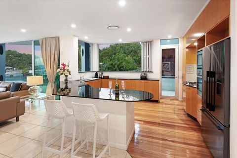 Pavillion 3 Absolute Waterfront 4 Bedroom 2 Lounge Room Plunge Pool + Golf Buggy - Darwin Holiday 6