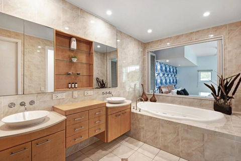 Pavillion 3 Absolute Waterfront 4 Bedroom 2 Lounge Room Plunge Pool + Golf Buggy - Darwin Holiday 5