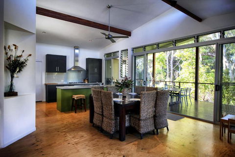 17 Naiad Court Modern Open Plan Family Home With Covered Outdoor Area & Double Lock Up Garage - Darwin Holiday 5