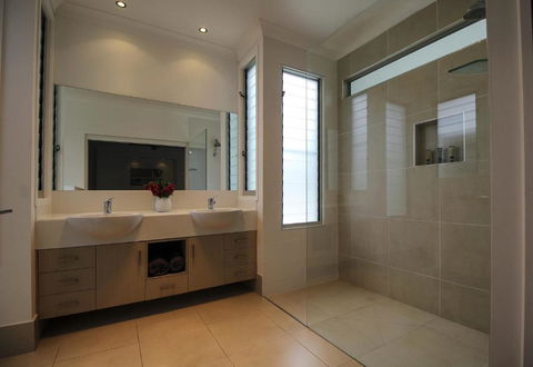 17 Naiad Court Modern Open Plan Family Home With Covered Outdoor Area & Double Lock Up Garage - Darwin Holiday 3