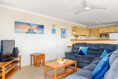 2 / 80 Cooloola Drive Comfortable & Cosy Unit Enjoying Ocean Views & Views To Fraser Island - Darwin Holiday 3