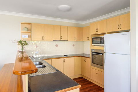 2 / 80 Cooloola Drive Comfortable & Cosy Unit Enjoying Ocean Views & Views To Fraser Island - Darwin Holiday 4